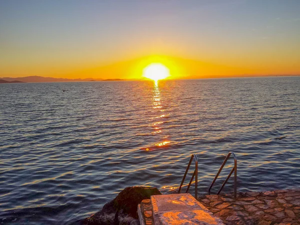 Pôr do sol nas águas do mar Mediterrâneo espanha — Fotografia de Stock