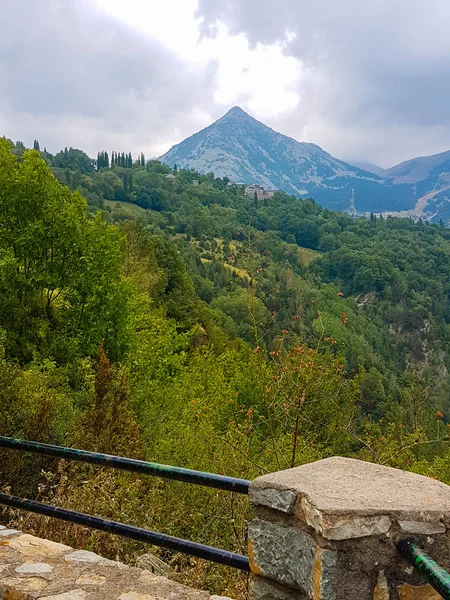 ピレネー山脈の村の近くの山の美しい風景 — ストック写真