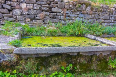 Taş çeşmeler içecek hayvanlar için