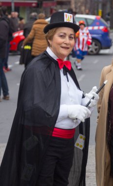 Madrid, İspanya - Şubat, 10: Karnaval şenlikleri gruplar o ile