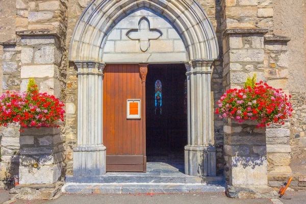 Eski bir kilise kapısına — Stok fotoğraf