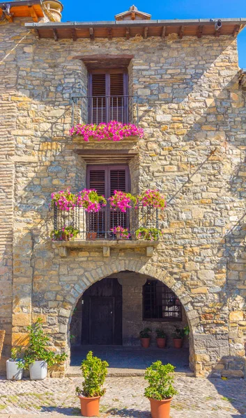 Domy s květinami v městech na Pyreneje v huesca, Španělsko — Stock fotografie