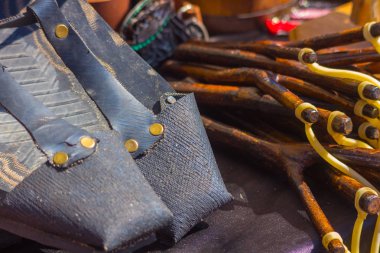 Eski lastik sandaletler ve sapan