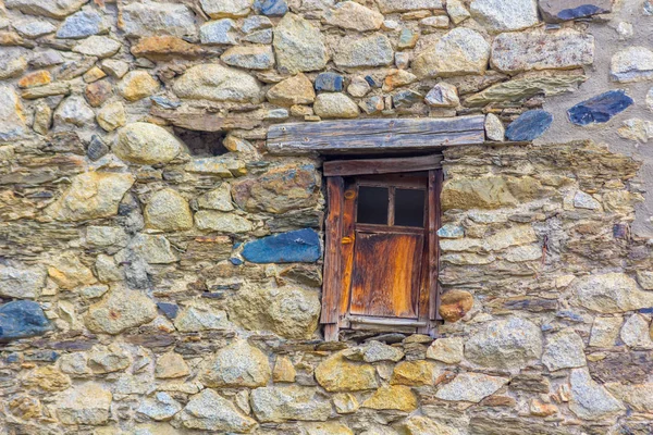 Vinduer i gammelt steinhus – stockfoto