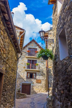 Ainsa ortaçağ köyü ile güzel taş hous Pyrenees