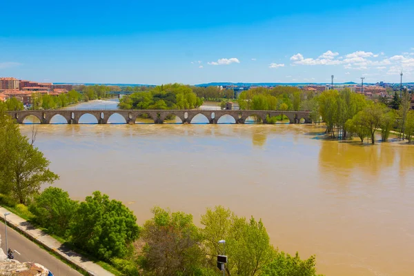 Floden duero på din väg genom staden i Zamora — Stockfoto