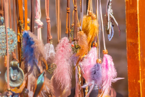 Kolye ve süs tüyleri ile