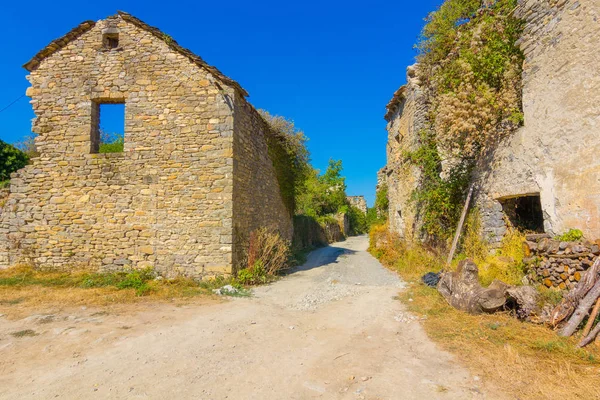 Övergiven by i Pyrenéerna, Janovas, Spanien — Stockfoto