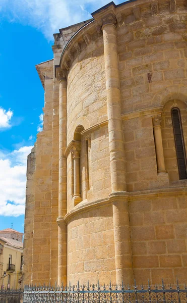 Edificio de la iglesia católica típica del norte de España —  Fotos de Stock