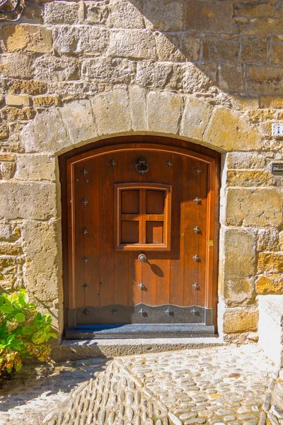 Puerta en una antigua fachada de piedra —  Fotos de Stock