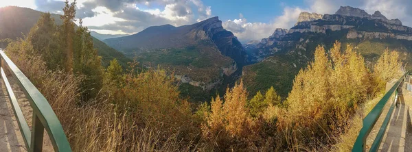 Hermoso paisaje de las montañas cerca del pueblo de los Pirineos A —  Fotos de Stock