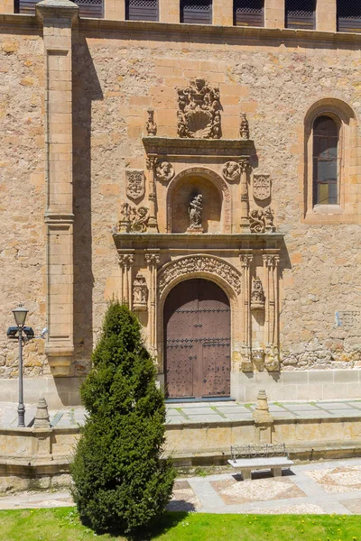 Eingang zu einer alten Kirche — Stockfoto