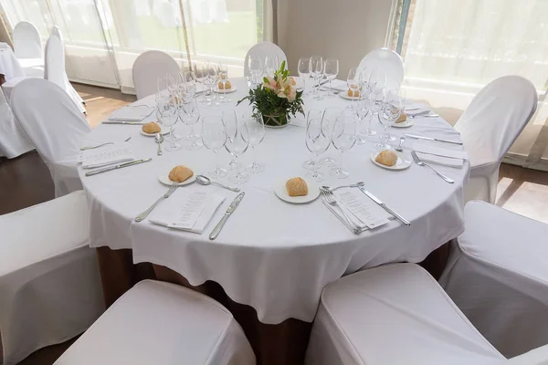 Juego de mesa con vajilla y cubiertos — Foto de Stock