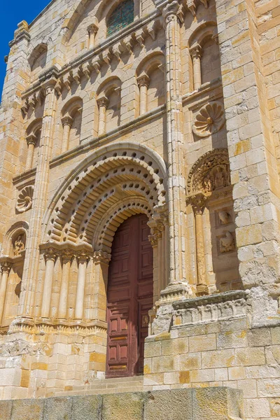 Igreja edifício católico típico do norte da Espanha — Fotografia de Stock