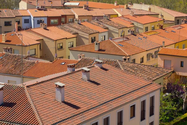 いくつかの家の屋根の上から見る — ストック写真