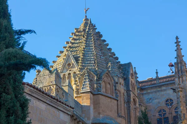Edificio de la iglesia católica típica del norte de España — Foto de Stock