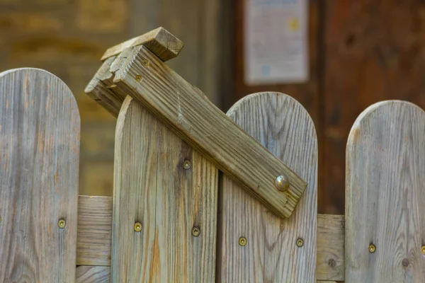 Serratura su una recinzione di legno — Foto Stock