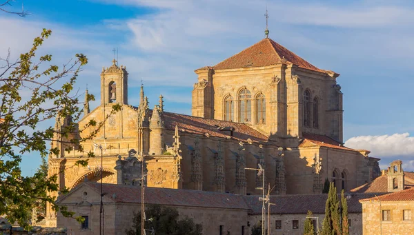 Εκκλησία κτίριο καθολικό χαρακτηριστικό της βόρειας Ισπανίας — Φωτογραφία Αρχείου