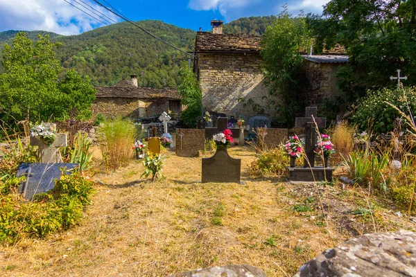 Старое заброшенное кладбище с железными крестами — стоковое фото