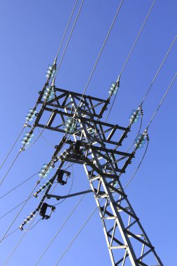 Mavi gökyüzünde modern elektrik kulesi