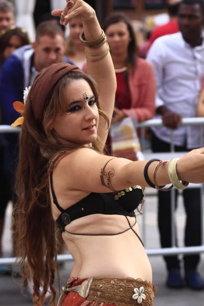 AVILA, España septiembre 5, 2015: bailarina exótica árabe durante —  Fotos de Stock
