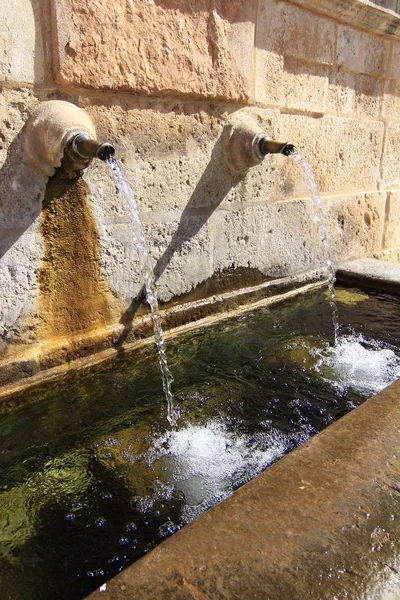 Tuberías de agua antigua fuente de agua — Foto de Stock