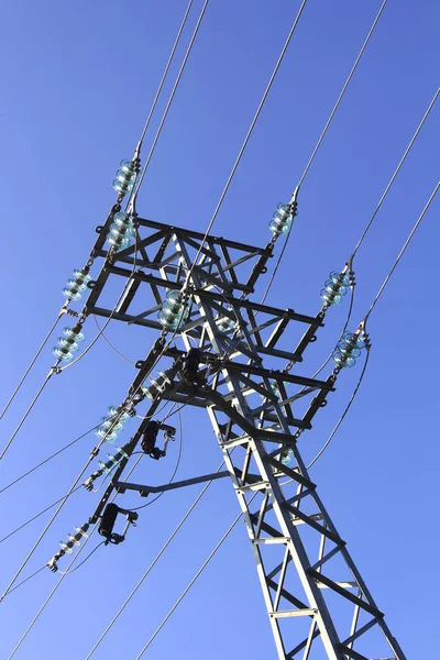 Moderne elektrische toren op blauwe hemel — Stockfoto