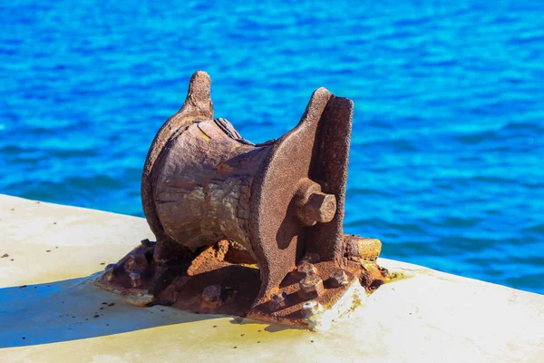 Pilona Puerto Viejo Oxidado Para Amarrar Barcos —  Fotos de Stock