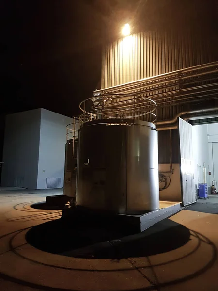 2019年14月6日 西班牙马德里 现代工厂的夜间图像 铝制储罐 — 图库照片