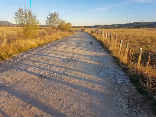 Ancho Camino Tierra Bordeado Por Una Valla —  Fotos de Stock