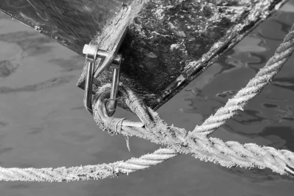 Oude Roestige Katrollen Van Een Vissersboot — Stockfoto