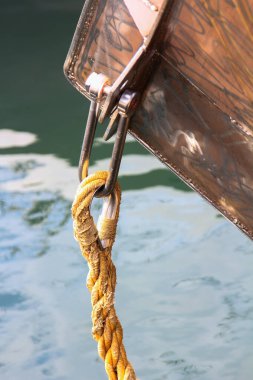 Eski ve paslı makaralı bir balıkçı teknesinin ipleri.