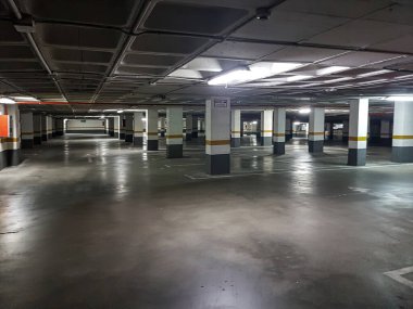 Madrid İspanya; 01 / 15 / 2019: Modern bir yeraltı otoparkının genel görünümü
