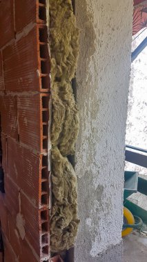 Bir duvarda akustik ve termal yalıtım