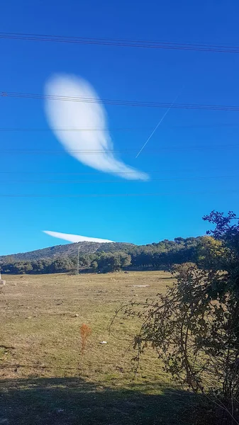 Forma Curiosa Nuvem Sobre Prado — Fotografia de Stock