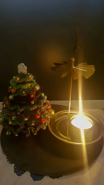 Διακοσμητικό Κερί Δίπλα Ένα Μικρό Χριστουγεννιάτικο Δέντρο — Φωτογραφία Αρχείου
