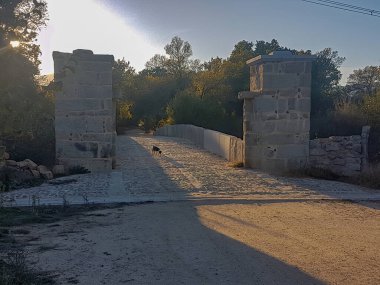 Bir çitle çevrili geniş toprak yol