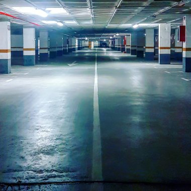 Madrid, Espana 01 / 15 / 2019: largo pasillos de un park yeraltı