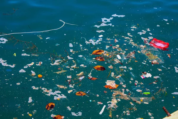 ゴミやプラスチックでいっぱいの海の水は — ストック写真