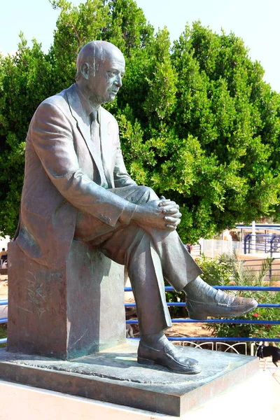 Torrevieja España 2019 Estatua Hombre Sentado Bronce —  Fotos de Stock