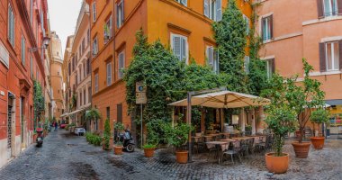 Roma İtalya Centro Storico dar sokakta