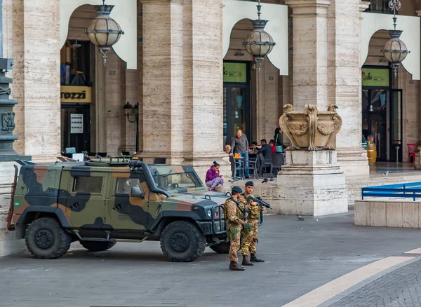 Dos oficiales custodiando las calles de Roma en Italia — Foto de Stock