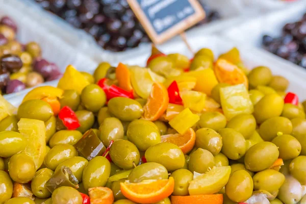 Olijven op een boerenmarkt in Nice Frankrijk — Stockfoto