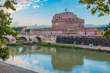 Gün batımında Ponte ve Castel Sant'Angelo Tiber üzerinden görünümü