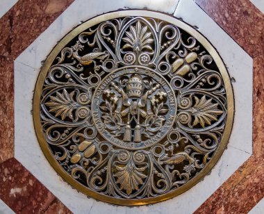 Saint Peter's Bazilikası Vatikan katında Papalık mührü