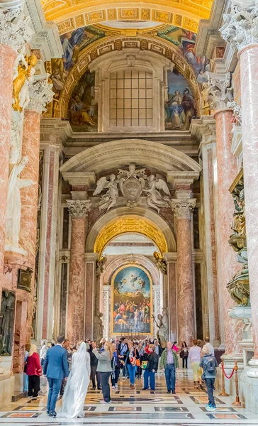 Hochzeit in der Petersbasilika in Vatikan — Stockfoto