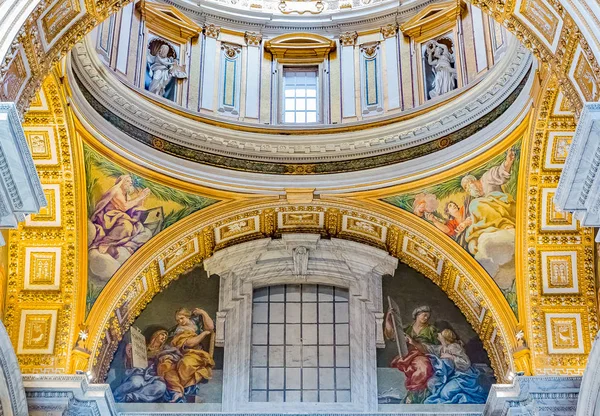 Reich verziertes Interieur der Petersbasilika in Vatikan — Stockfoto