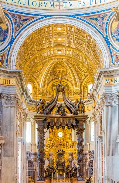 Der Altar der Petersbasilika in vatikan — Stockfoto