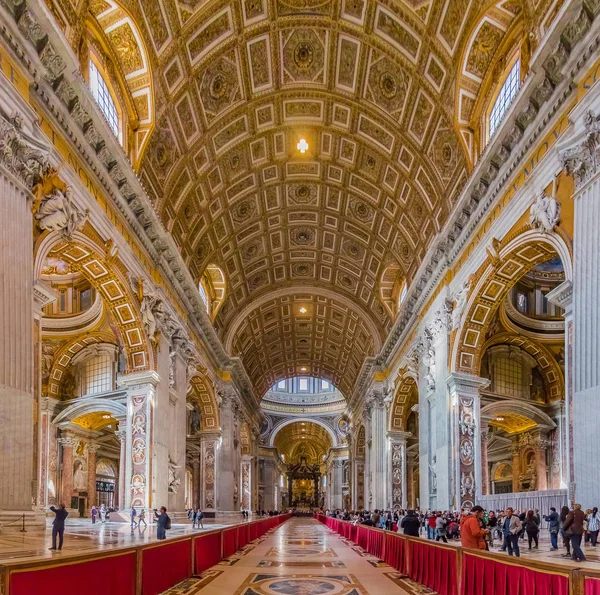 Reich verziertes Interieur der Petersbasilika in Vatikan — Stockfoto