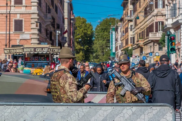 Soldados alpini italianos con armas custodiando las calles de Rom — Foto de Stock